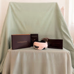 Coffret LensMasseur avec le masque EyeMass, la notice d'utilisation, une pochette de rangement et une carte de remerciement