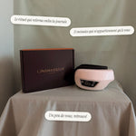 Coffret LensMasseur et masque EyeMass blanc, avec les messages « Le rituel qui referme enfin la journée », « 15 minutes qui n'appartiennent qu'à vous » et « Un peu de vous, retrouvé »